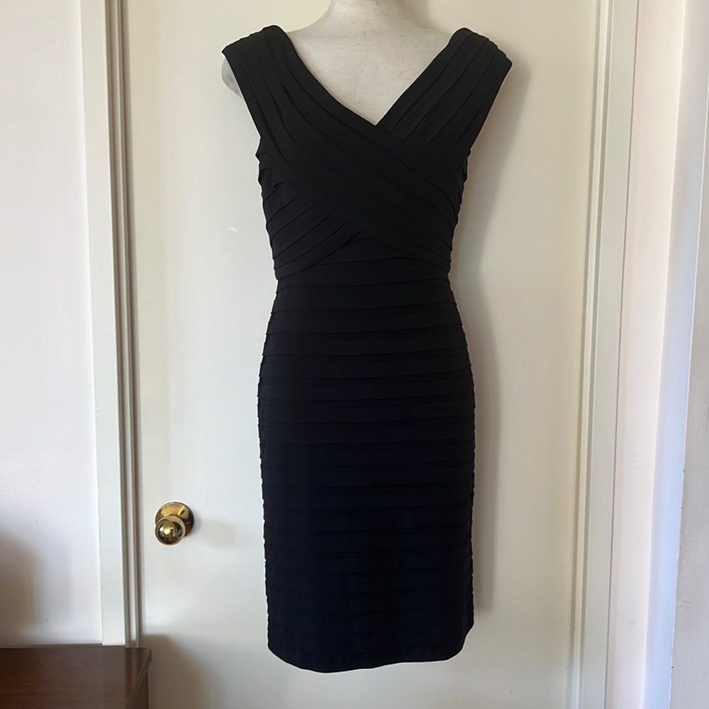 💕Tadashi Shoji Black Slimming Silhouette Pleated Dress M Petite EUC